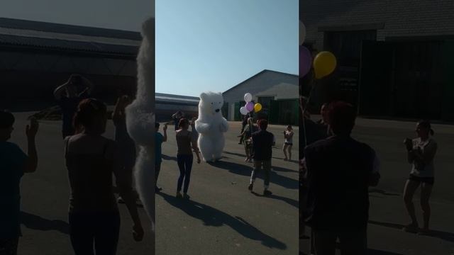 Поздравление с юбилеем работника от БОЛЬШОГО БЕЛОГО МИШКИ на агрокомбинате Дзержинский. Поздравляем смотреть онлайн