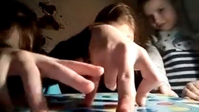 Играем в Twister гибкие пальчики смотреть онлайн