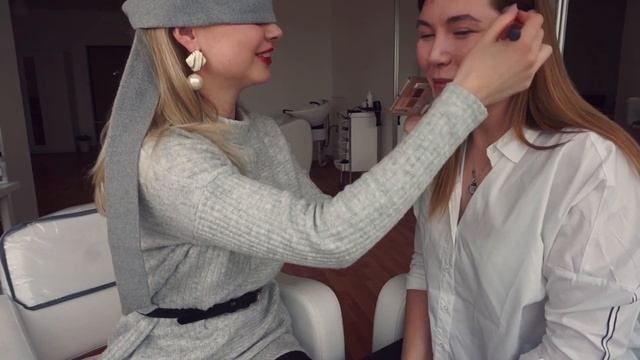 МАКИЯЖ ВСЛЕПУЮ| делаем макияж с закрытыми глазами смотреть онлайн