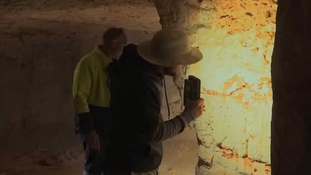 Blacklighters Haul Opal Worth An Impressive $25,000 | Outback Opal Hunters смотреть онлайн
