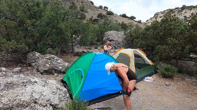 Царский пляж переполнен. Где нельзя отдыхать с палатками. Жильё в Новом Свете. смотреть онлайн
