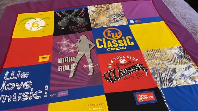 МОДНОЕ ОДЕЯЛО ИЗ СТАРЫХ ФУТБОЛОК T-SHIRTS QUILT ВТОРАЯ ЖИЗНЬ ВЕЩАМ смотреть онлайн