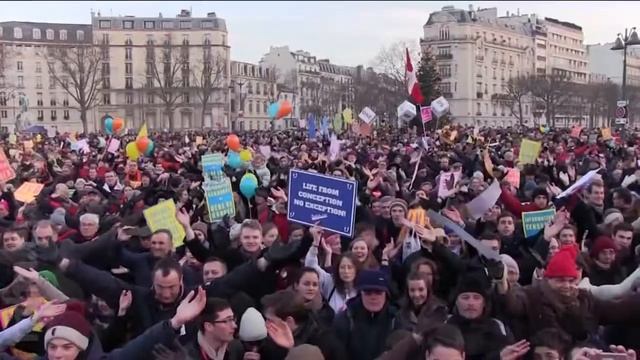 НОВЫЙ ЗАКОН ВО ФРАНЦИИ СТАВИТ ПОД ЗАПРЕТ КРИТИКУ АБОРТОВ смотреть онлайн