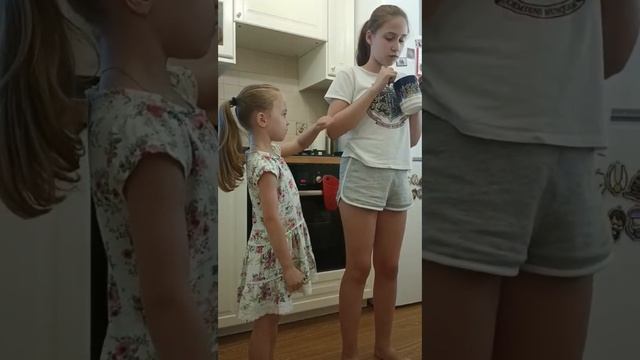 Когда хотела показать сестре танец