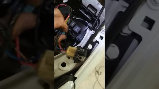 Подключение биксеноновых передних линз,с управлением подрулевым переключателем на Lada Vesta смотреть онлайн