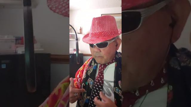 Clyde Sings Karaoke "Just A Gigolo / I Ain't Got Nobody" смотреть онлайн