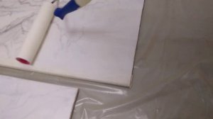 наношу финишный лак и покрываю лаком образцы декоративной штукатурки. Новосибирск.