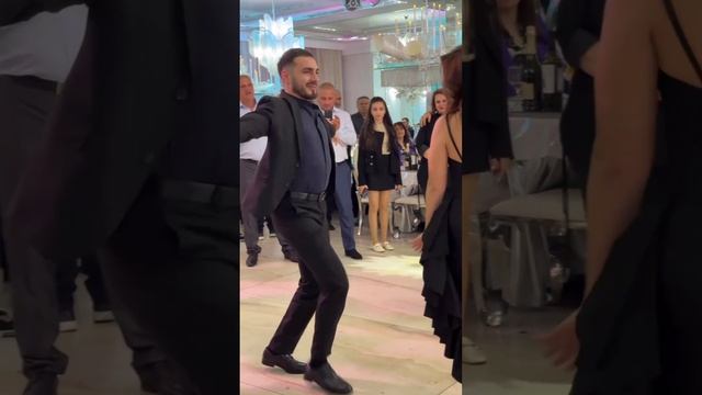 Две игривые женщины вышли на танцпол и выдали лезгинку смотреть онлайн