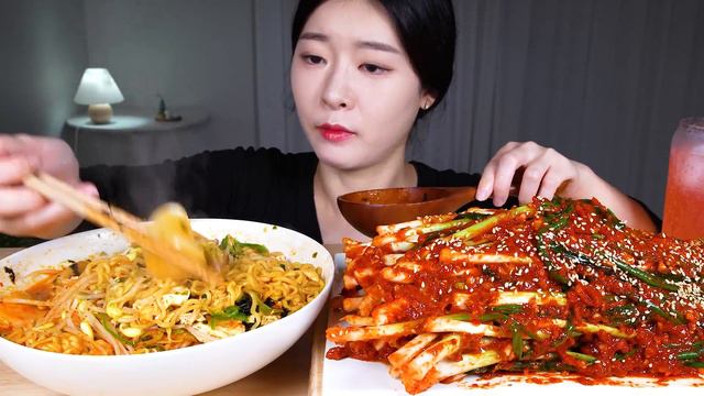 ASMR MUKBANG | 한국 돌아오자마자 먹는 틈새라면 빨계떡 & 파김치 꿀맛 조합🔥 (ft.베트남 먹방브이로그) 먹방 SPICY RAMEN, GREEN ONION KIMCH смотреть онлайн