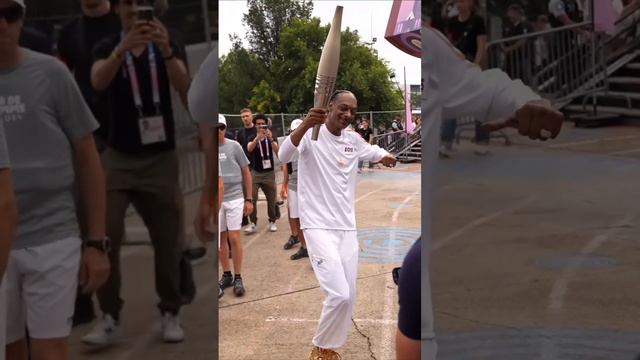 Настроение сегодня - Снуп Догг в золотых кроссовках смотреть онлайн