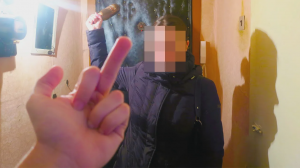 Мать школьника  РАЗБИЛА мою камеру! Мамка школьника пришла ко мне домой и украла Ютуб кнопку.