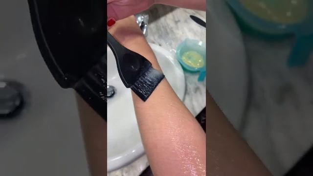 Крашу волосы на руках в белый?