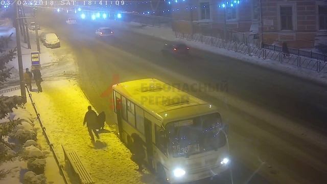 Женщину защемило дверью 36-ой маршрутки в центре Ярославля (03 02 18) смотреть онлайн