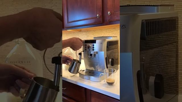 Delonghi Magnifica XS Demonstration смотреть онлайн