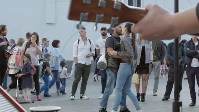 Группа возле метро Арбатская смотреть онлайн