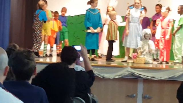 Wizard of Oz - Glenda and the munchkins смотреть онлайн