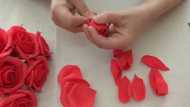 DIY ШИКАРНАЯ РОЗА за 5 минут из БУМАГИ/букеты из конфет/ROSA em 5 minutos de PAPEL смотреть онлайн