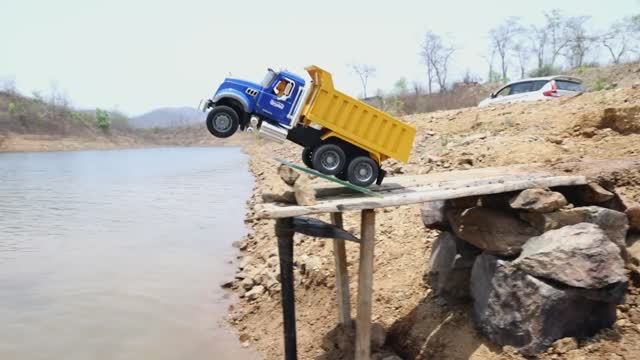Машинки на реке/ Игрушки смотреть онлайн