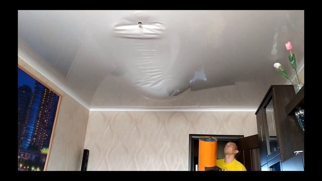 Слив с натяжного потолка через люстру смотреть онлайн