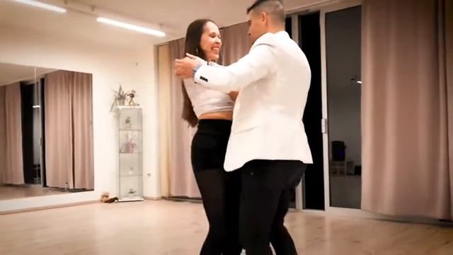 ?BACHATA is the WORLDWIDE ANTI-WAR weapon | Teaching in 76 countries ( ONLINE BACHATA on UDEMY) ? смотреть онлайн