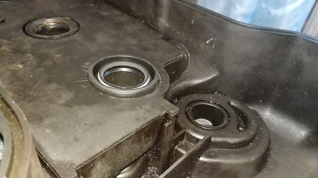 Замена прокладки клапанной крышки на Nissan QG18DE, попутно меняем сальники свечных колодцев. смотреть онлайн