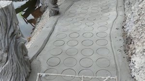 Поляна  бабы  Яги  ,скульптуры  из  цемента , зона  барбекю.дорожка  из  цемента.