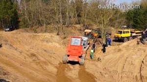 У бульдозера ЧТЗ Т-100 слетела гусеница.