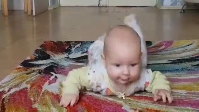 Движение на животе, 6 месяцев развитие ребенка смотреть онлайн