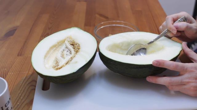 How to eat Piel de Sapo | Santa Claus Melon | Taste Test смотреть онлайн