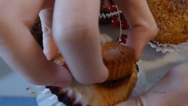 Jak oderwać papier od ciasta?Przypalone ciasto z przyklejonym papierem do pieczenia #gotowanie смотреть онлайн