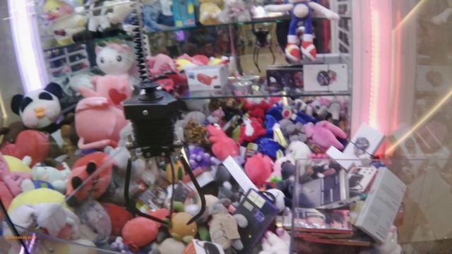 Играю в огромный автомат-хватайку!!! смотреть онлайн