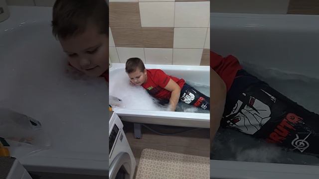 неудачный дубль ЗАЛЕЗ В ВАННУ В ОДЕЖДЕ😀 смотреть онлайн