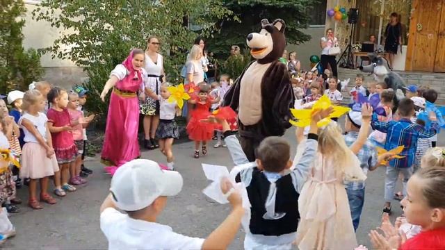 BACK TO SCHOOL Праздничная линейка в детском саду 1 СЕНТЯБРЯ Танцевальный ФЛЕШМОБ Dance FLASHMOB смотреть онлайн