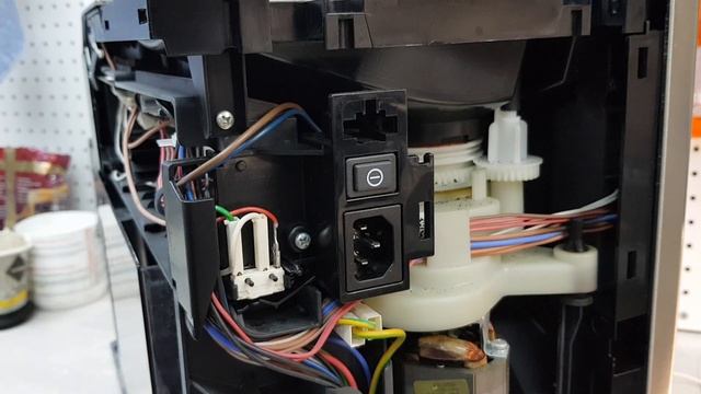 Замена 3-х контактного микровыключателя в кофемашине Delonghi Primadonna. смотреть онлайн