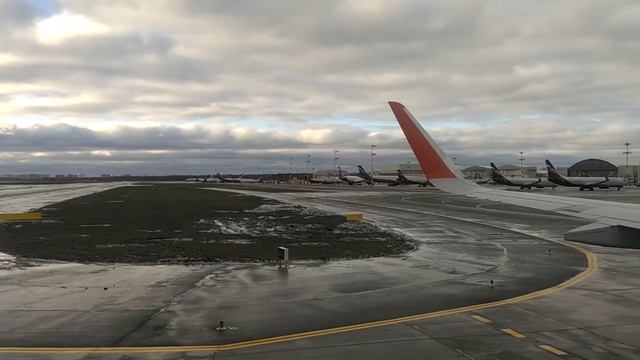 Airbus A321 Посадка в Шереметьево, Руление / Landing At Moscow Sheremetyevo, Taxiing