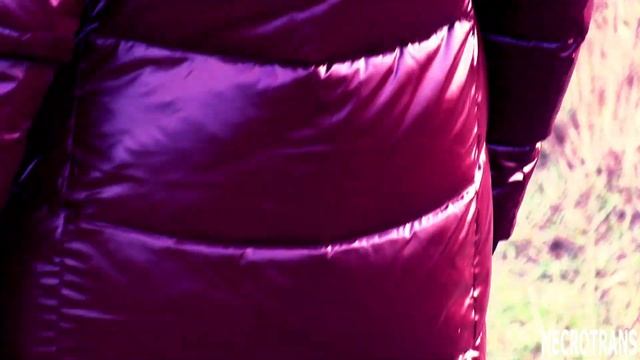 Девушка в бордовом пуховике и кожаных лосинах гуляет по городу и пригороду в разных противогазах смотреть онлайн