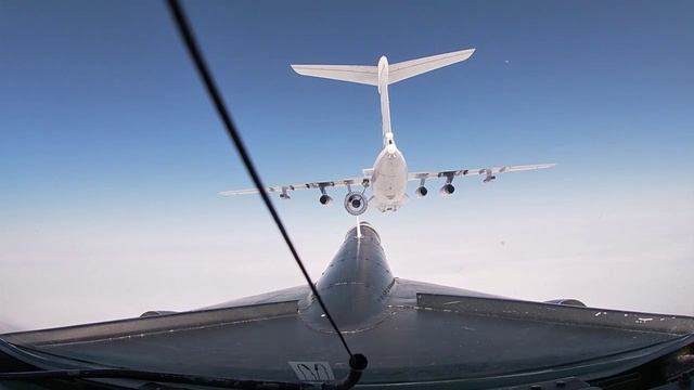 Плановые полеты стратегических ракетоносцев Ту-95МС и дальних бомбардировщиков Т.mp4 смотреть онлайн