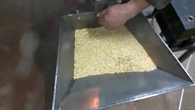 Зернодробилка, измельчитель зерна, дробилка, электрическая зернодробилка, дку, крупорушка смотреть онлайн