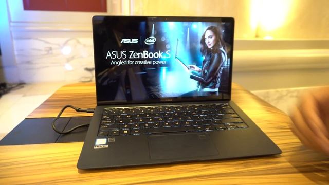 This is so SLIM and LIGHTWEIGHT! - ASUS Zenbook S смотреть онлайн