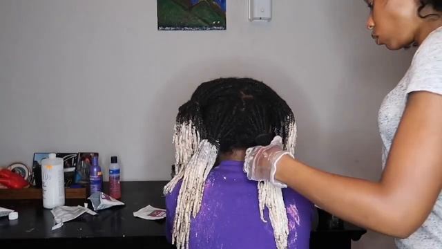 BLEACHING MY SISTER’S LOCS || STEP BY STEP смотреть онлайн