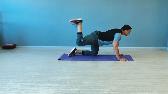 Махи стоя на четвереньках с гантелей | Ягодицы смотреть онлайн