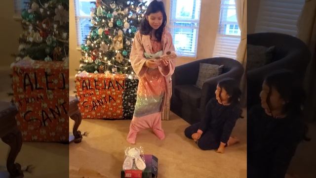 late but,.......Santa is here !!!! смотреть онлайн