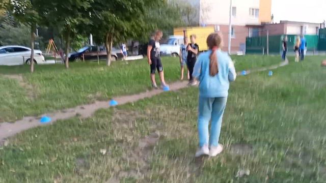 Дворовый тренер. Вращение обруча любят девчонки и мальчишки. смотреть онлайн