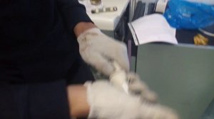 Мастер показывает каким должен быть исправный амортизатор стиральной машины