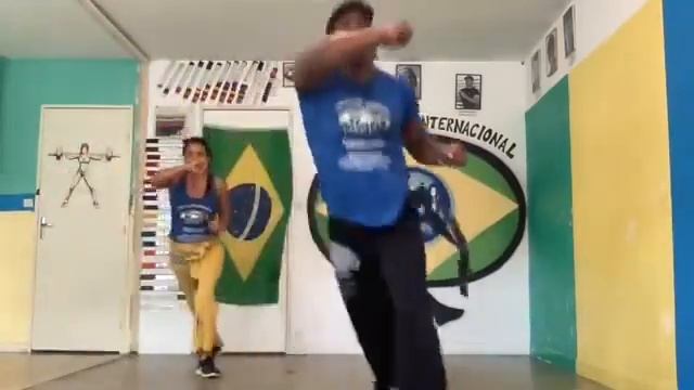 AULA DE CAPOEIRA DA FAMILIA E GRUPO ESTILO FAIXA смотреть онлайн