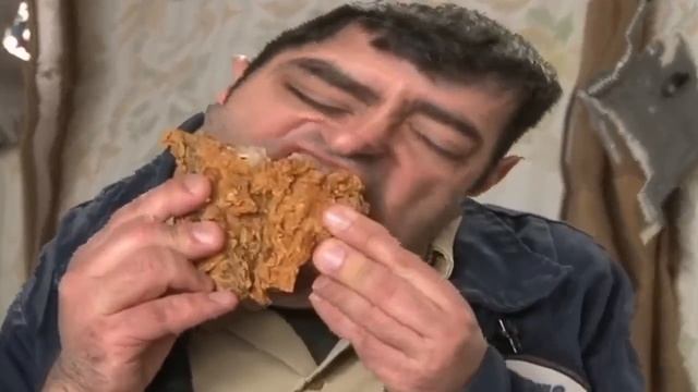 Mike and Jay Eat Fried Chicken - Content Aware Scaling Remix Height 50% Width 50% смотреть онлайн