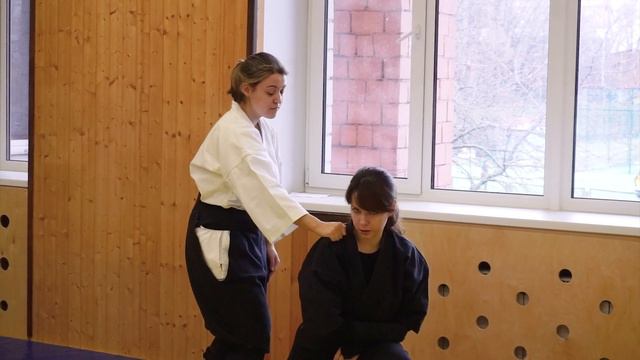 Самооборона: освобождение от захвата за плечо сзади / Self defense смотреть онлайн