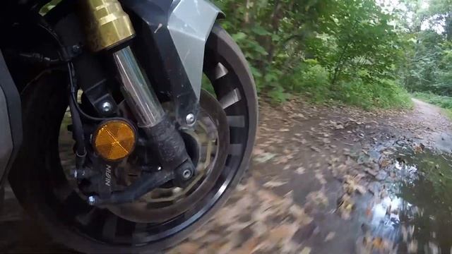 Honda X-ADV 750 на грунте смотреть онлайн