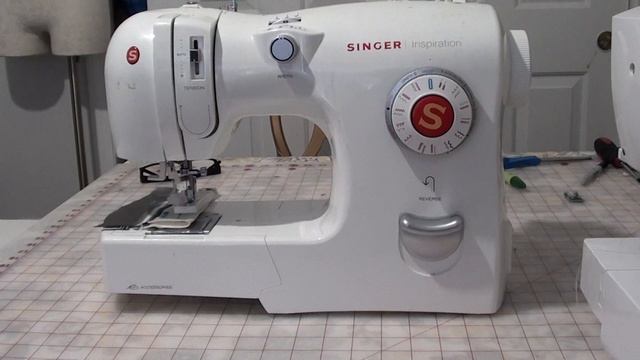 Singer sewing machine does not go in reverse - stuck reverse lever DIY Easy fix смотреть онлайн
