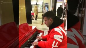 Играет на пианино в торговом центре очеееень круто!!!!!